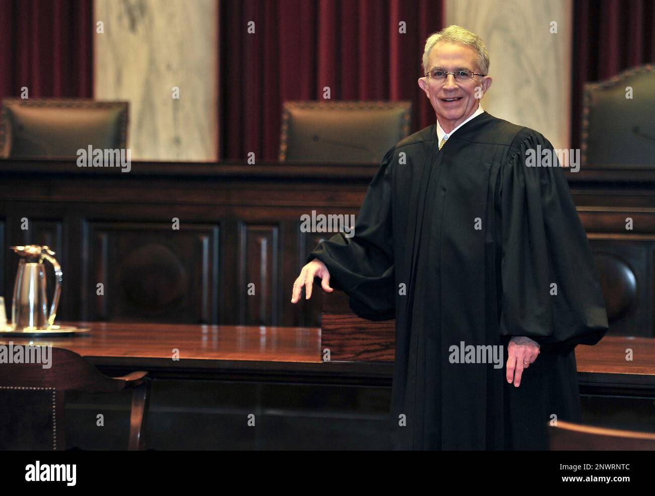FILE - In this Jan. 5, 2012 file photo, West Virginia Supreme Court of Appeals Chief Justice Menis Ketchum poses in his robe in the court chambers in Charleston, W. Va. Ketchum is scheduled to appear in federal court Thursday, Aug. 23, 2018, in Charleston, W.Va., for a plea hearing on a charge related to his personal use of a state vehicle and gas fuel card. (Bob Wojcieszak /The Daily Mail via AP, File) Foto Stock