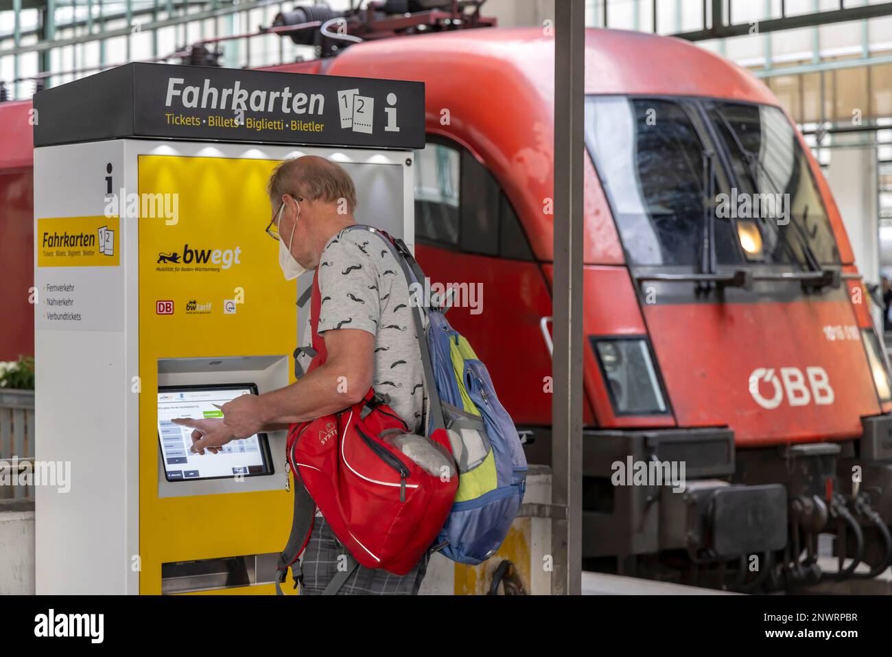Il passeggero acquista un biglietto presso la biglietteria della stazione centrale di Stoccarda, Baden-Wuerttemberg, Germania Foto Stock