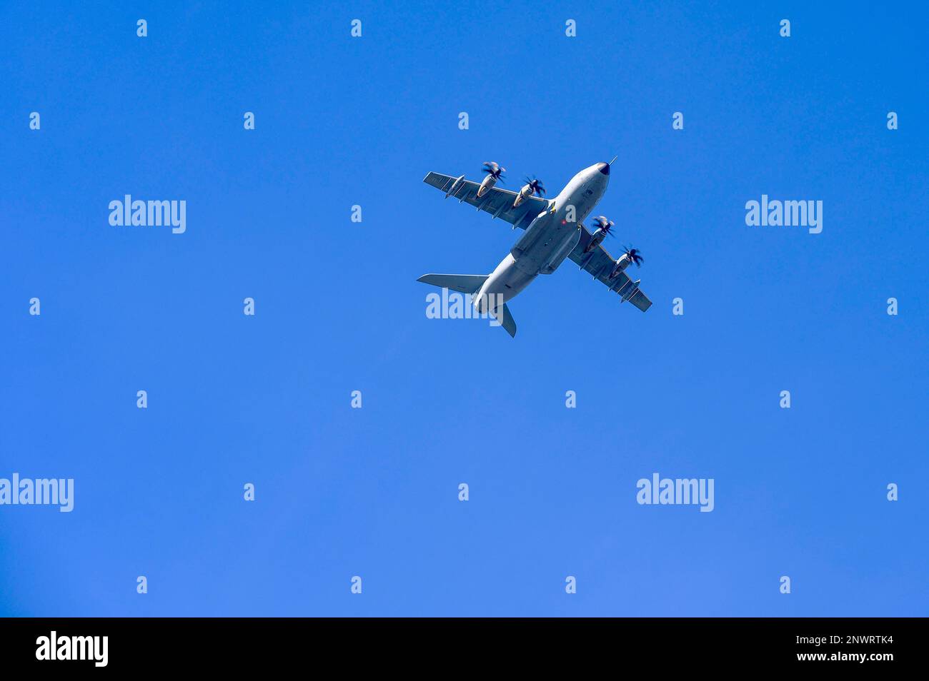 Airbus A400M, aereo da trasporto militare contro un cielo blu, Allgaeu, Baviera, Germania Foto Stock