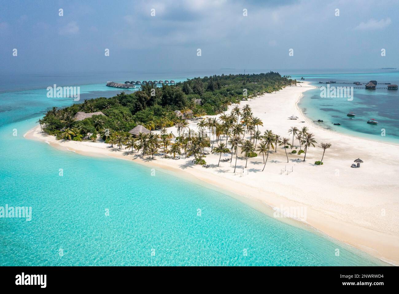 Vista in elicottero, Asia, Oceano Indiano, Maldive, Atollo di Lhaviyani, Six Senses Kanuhura Island Resort, con spiagge e bungalows acquatici Foto Stock