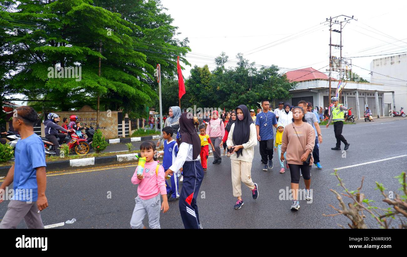 Attività ricreative della comunità sulle strade della città di Muntok in mattinata Foto Stock