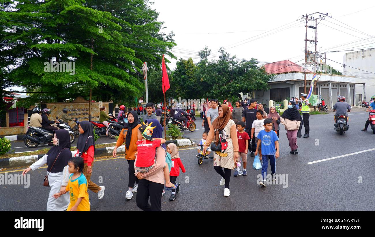L'attività della gente camminare piacevolmente sulle strade di Muntok City al mattino Foto Stock