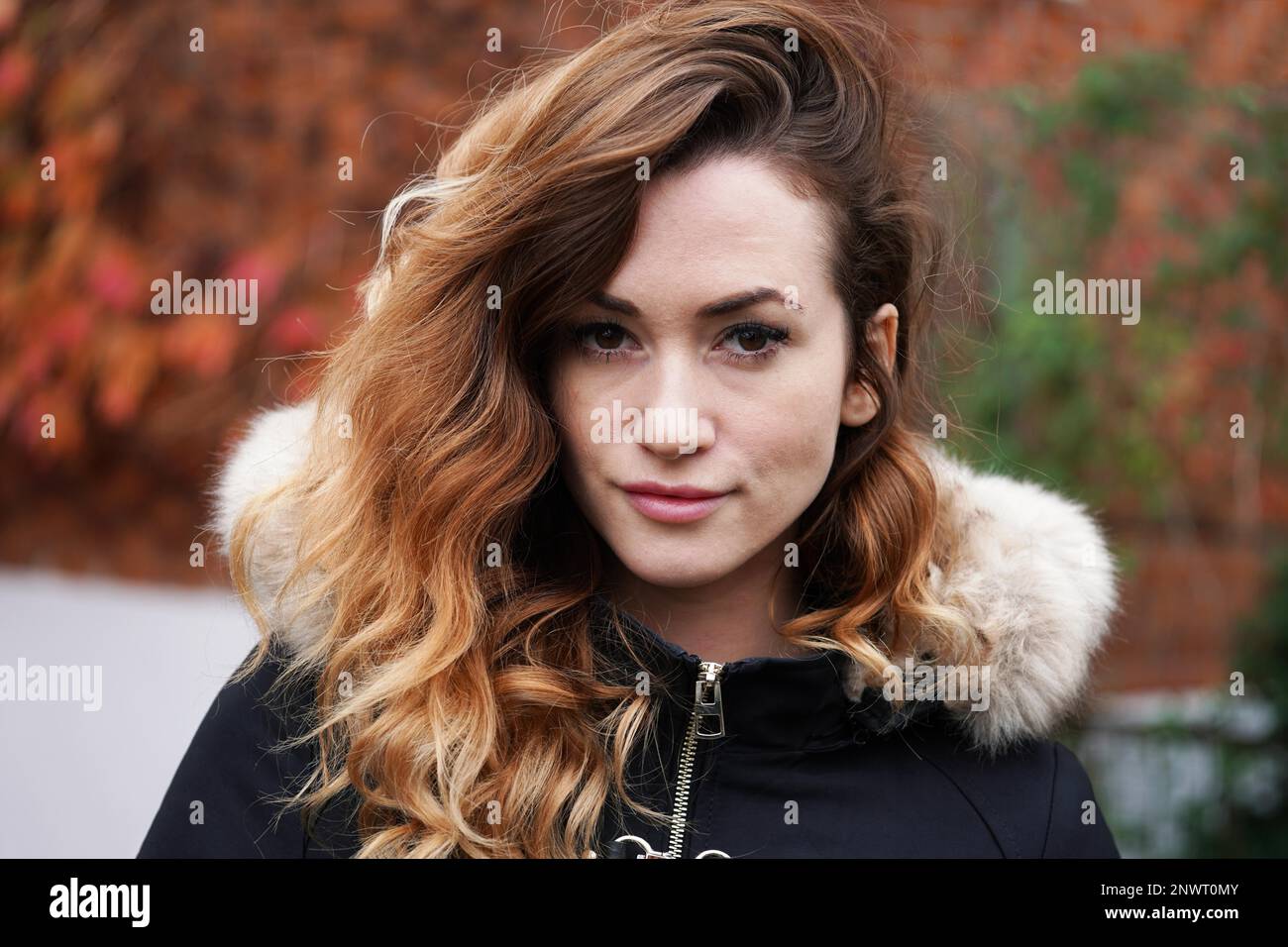 Ritratto di una giovane donna che indossa cappotto invernale all'aperto Foto Stock