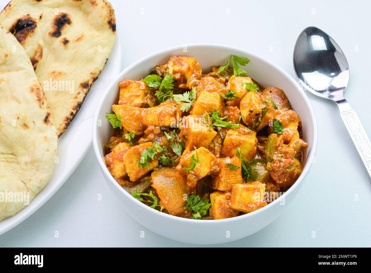 Kadai Paneer piatto indiano servito con naan Foto Stock