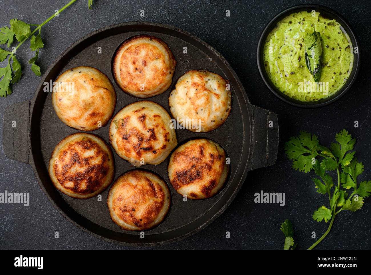 Il Kuzhi Paniyaram è un tradizionale piatto per la colazione dell'india meridionale, composto da pastella di riso Foto Stock