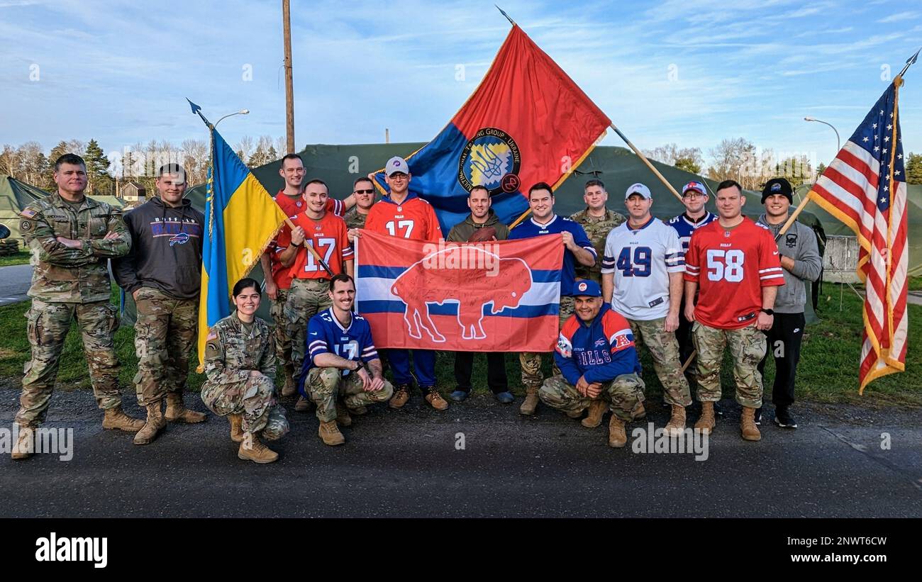 STATI UNITI I soldati assegnati alla Task Force Orion, 27th squadra di combattimento della Brigata di Fanteria, New York Army National Guard esibivano una bandiera firmata dai giocatori delle Buffalo Bills della National Football League, e inviati a uno dei soldati della Task Force a Grafenwoehr, Germania, 5 gennaio 2023. La Task Force Orion è stata dispiegata a sostegno della missione Joint Multinational Training Group – Ucraina dall’inizio di agosto 2022 per garantire l’efficacia di combattimento della formazione del personale militare ucraino su sistemi e attrezzature rilasciata sotto la Presidential Drawdown Authority degli Stati Uniti. Foto Stock