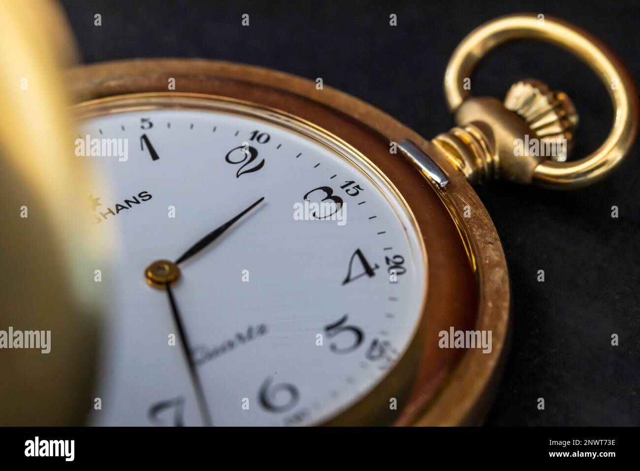Estate, inverno, foto simbolica di un orologio tascabile per il cambio di tempo, foto studio, Germania Foto Stock