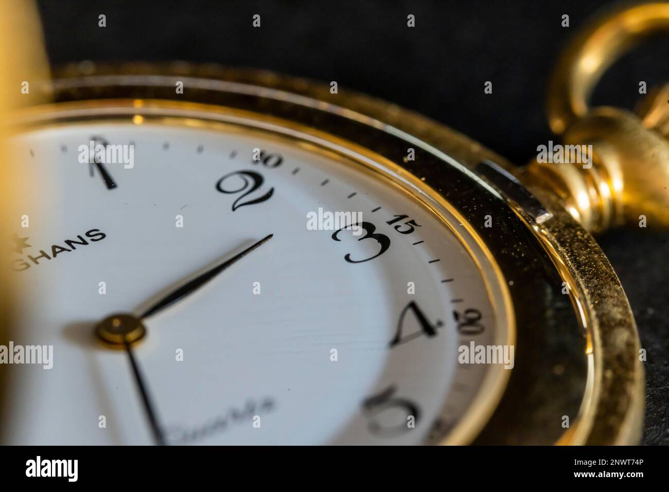 Estate, inverno, foto simbolica di un orologio tascabile per il cambio di tempo, foto studio, Germania Foto Stock