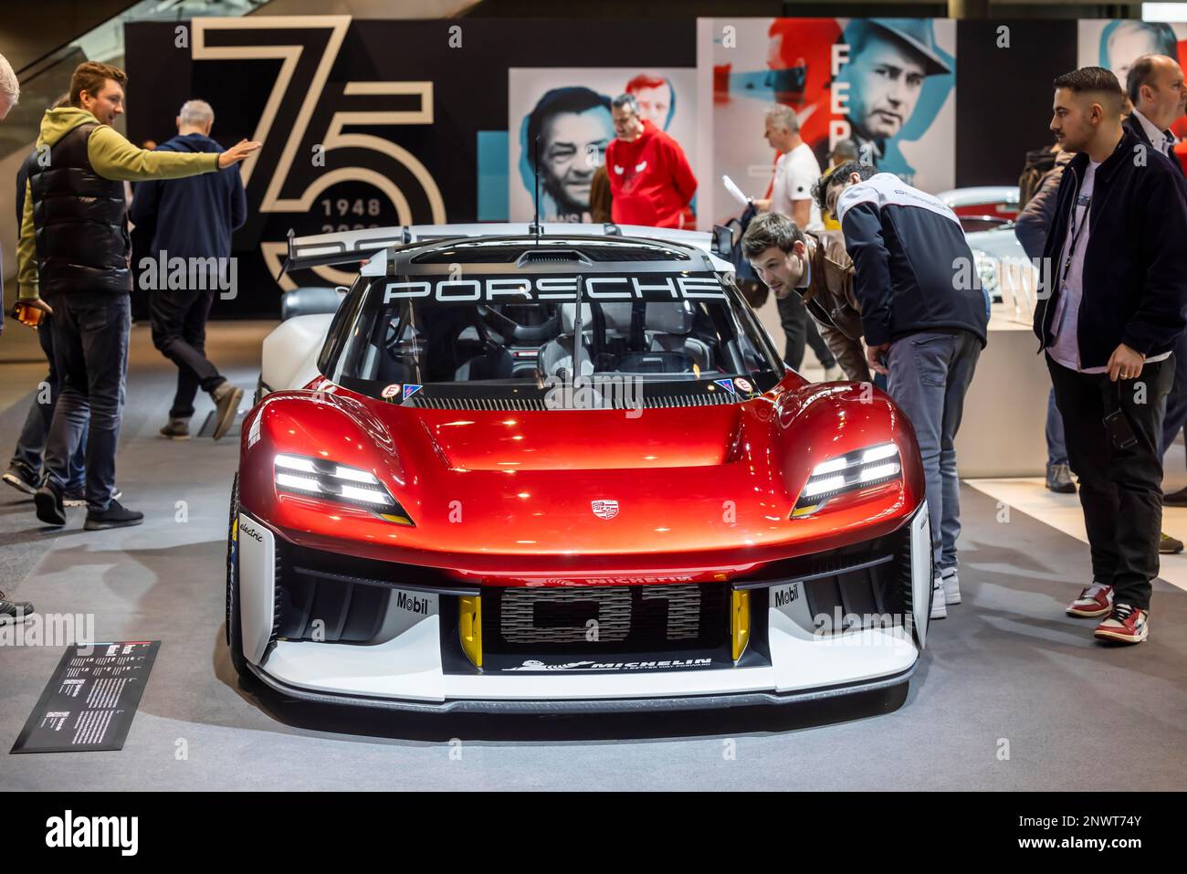 Porsche Mission R, un'auto elettrica veloce da 300 chilometri all'ora con 1100 cv, fiera delle auto classiche retro Classics, Porsche celebra 75 anni di Porsche Foto Stock