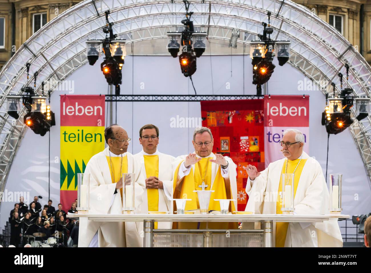 102nd Giornata cattolica tedesca, chiusura del servizio davanti a 27, 000 fedeli. Da sinistra da Oswald Gracias, Arcivescovo di Mumbai, Diacono Nico Schmid Foto Stock