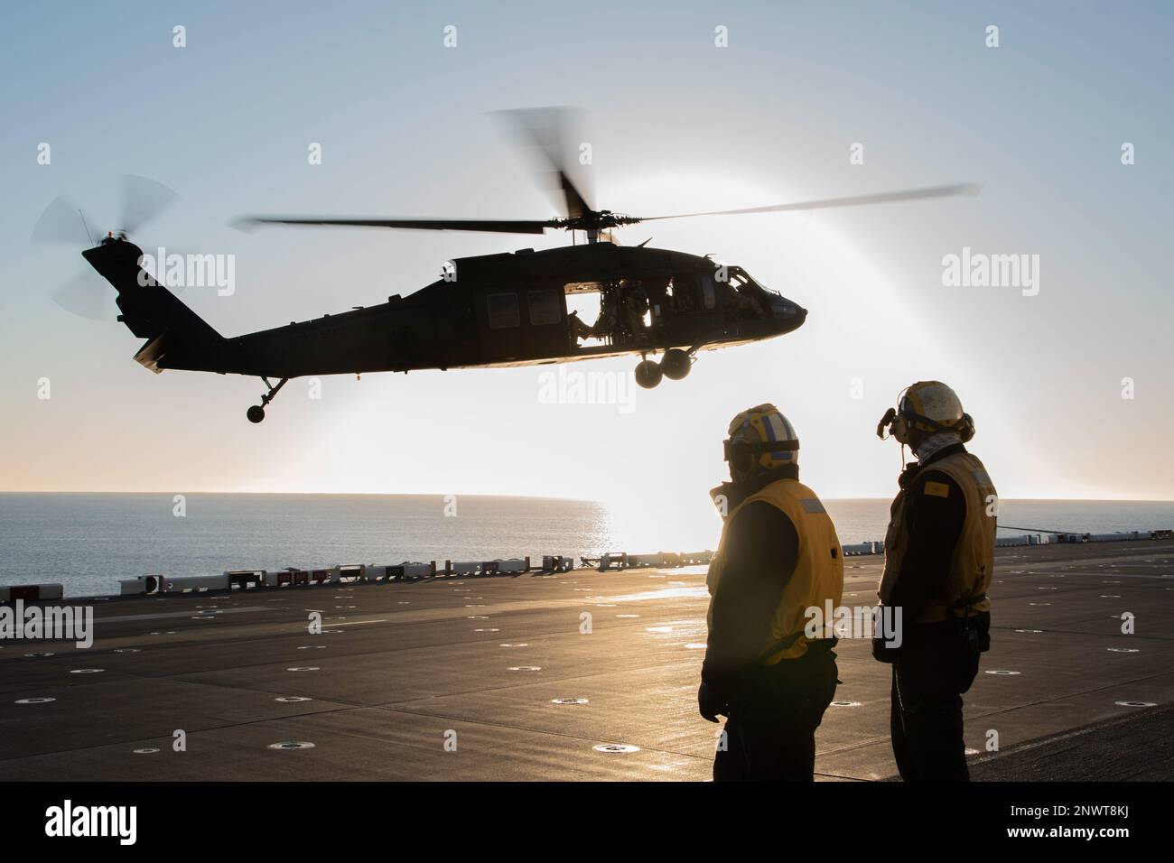 230124-N-XN177-2057 OCEANO PACIFICO (24 GENNAIO 2023) – STATI UNITI Esercito UH-60 elicottero Black Hawk assegnato al combattimento 16th Brigata Aviazione atterra a bordo di un carrier d'assalto anfibio USS Tripoli (LHA 7) 24 gennaio 2023. Tripoli sta conducendo operazioni di routine nella U.S. 3rd Fleet. Foto Stock
