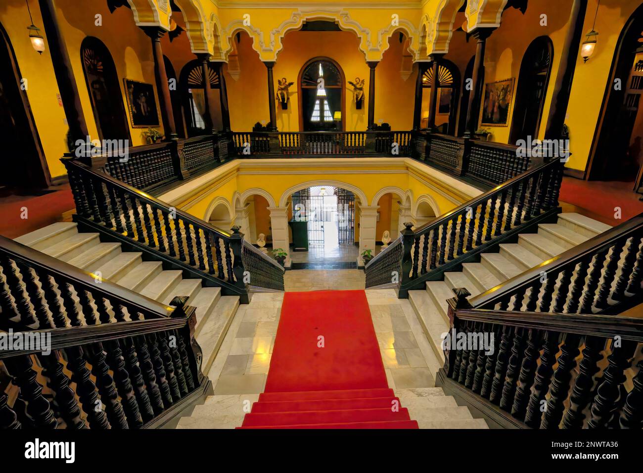 Palazzo Arcivescovi, sontuosa scalinata e sala d'ingresso principale, Lima, Perù Foto Stock