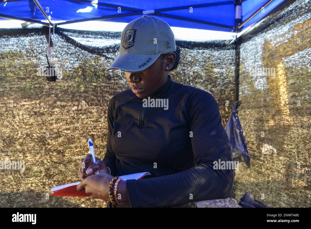 STATI UNITI Tecnologia Air Force. SGT. Mica Williams, Defense POW/mia Accounting Agency (DPAA) Medic Agment, conduce registrazioni mediche durante un evento di sensibilizzazione medica in una missione di recupero nella Repubblica democratica popolare del Laos, 2 febbraio 2023. Le missioni di sensibilizzazione medica DPAA spesso implicano la formazione di professionisti sanitari locali, che aiutano a trasferire le conoscenze e a creare capacità all'interno della nazione ospitante. Attraverso questi sforzi, si rafforza il rapporto tra l'organizzazione e la nazione ospitante, promuovendo un'immagine positiva e una cooperazione a lungo termine nell'assistenza umanitaria. Dal 1985 la U Foto Stock