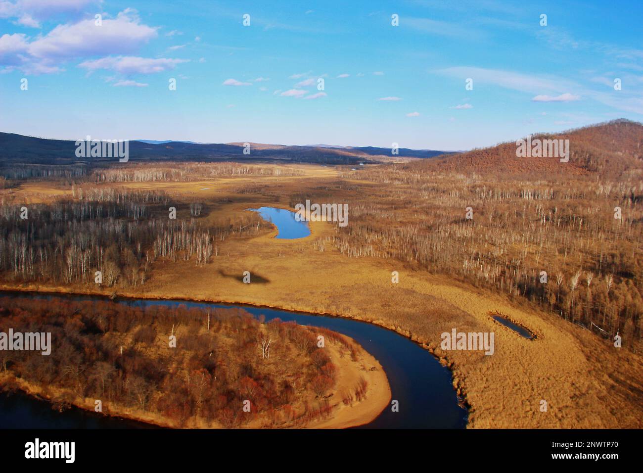 (FILE) Foto aerea scattata il 20 ottobre 2015 mostra fiumi e foreste dorate in una zona umida della Grande catena del Khingan, nell'Heilongjian della Cina nord-orientale Foto Stock