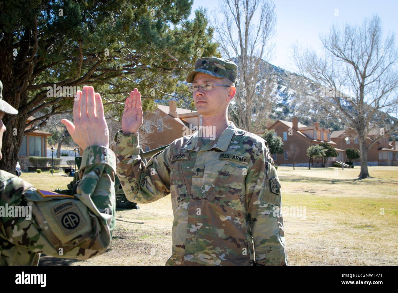 STATI UNITI Il comandante generale di Army Network Enterprise Technology Command (NETCOM), il maggiore Gen. Christopher Eubank riafferma SPC. Dmitry Royzman, Regional Cyber Center-Continental United States 16 febbraio. Gli Stati Uniti La forza più grande dell’esercito è il suo popolo. Mentre continuiamo a costruire l'Esercito del 2030, ai nostri leader viene affidato il compito di aiutare a formare e guidare i leader di domani. Foto Stock