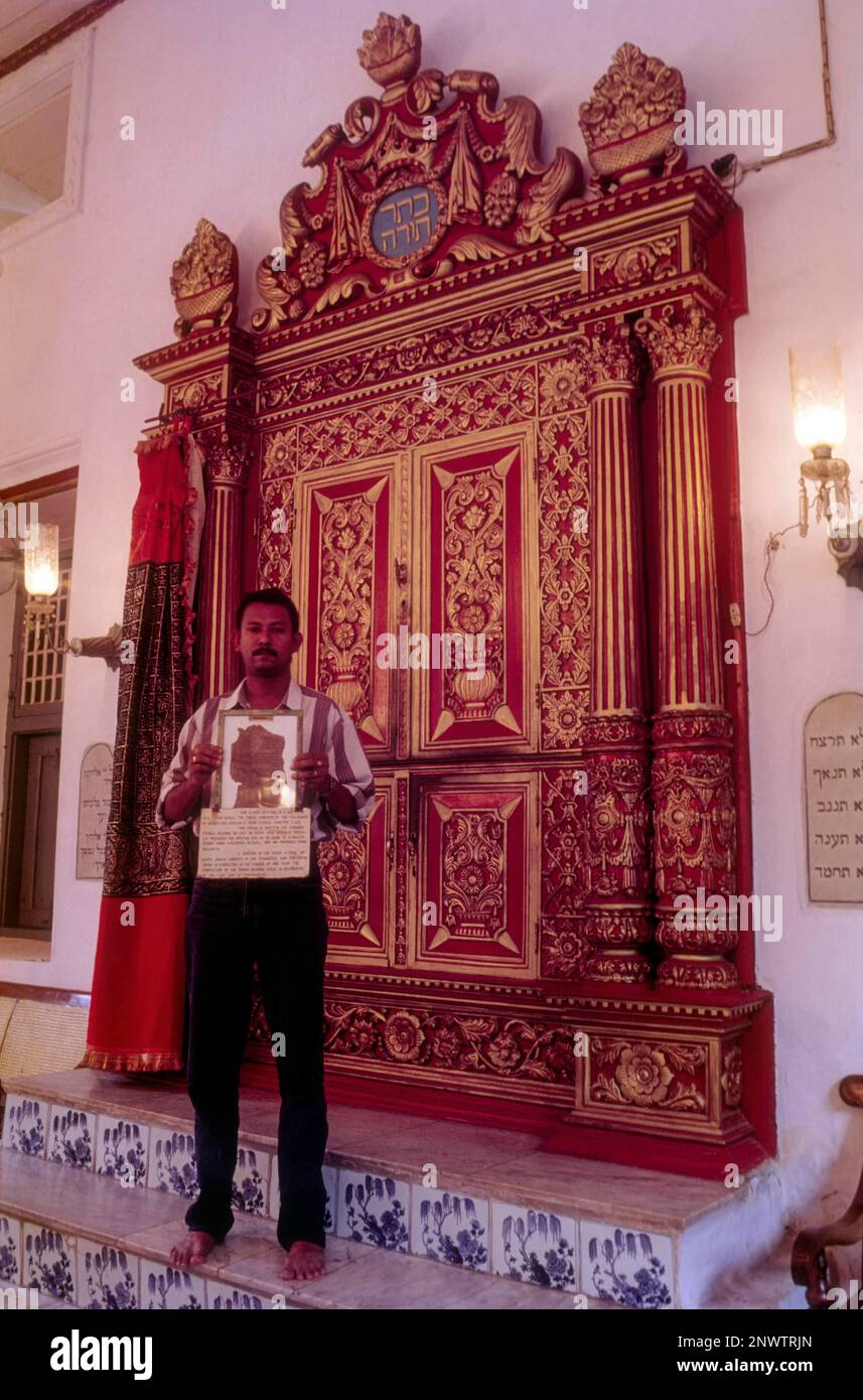 Scrolls of the Law (Sefer Torah) conservato in questo guardaroba, fu costruita la Sinagoga Pardesi nel sobborgo ebraico di Mattancherry a cochin o Kochi, Kerala Foto Stock