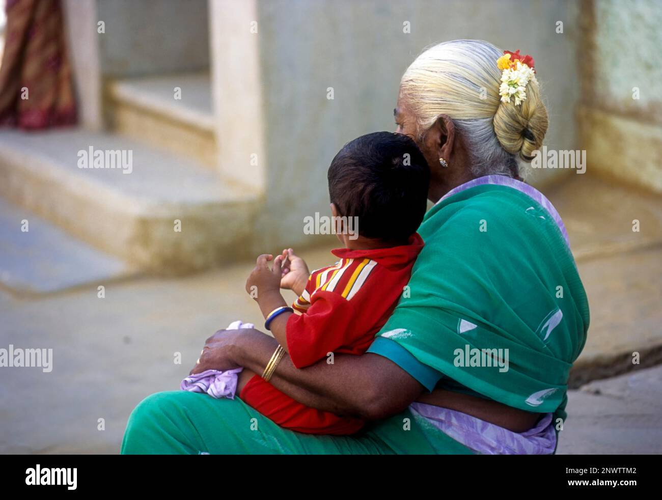 Nonna e nipote a Kalpathy vicino Palakkad, Kerala, India, Asia Foto Stock