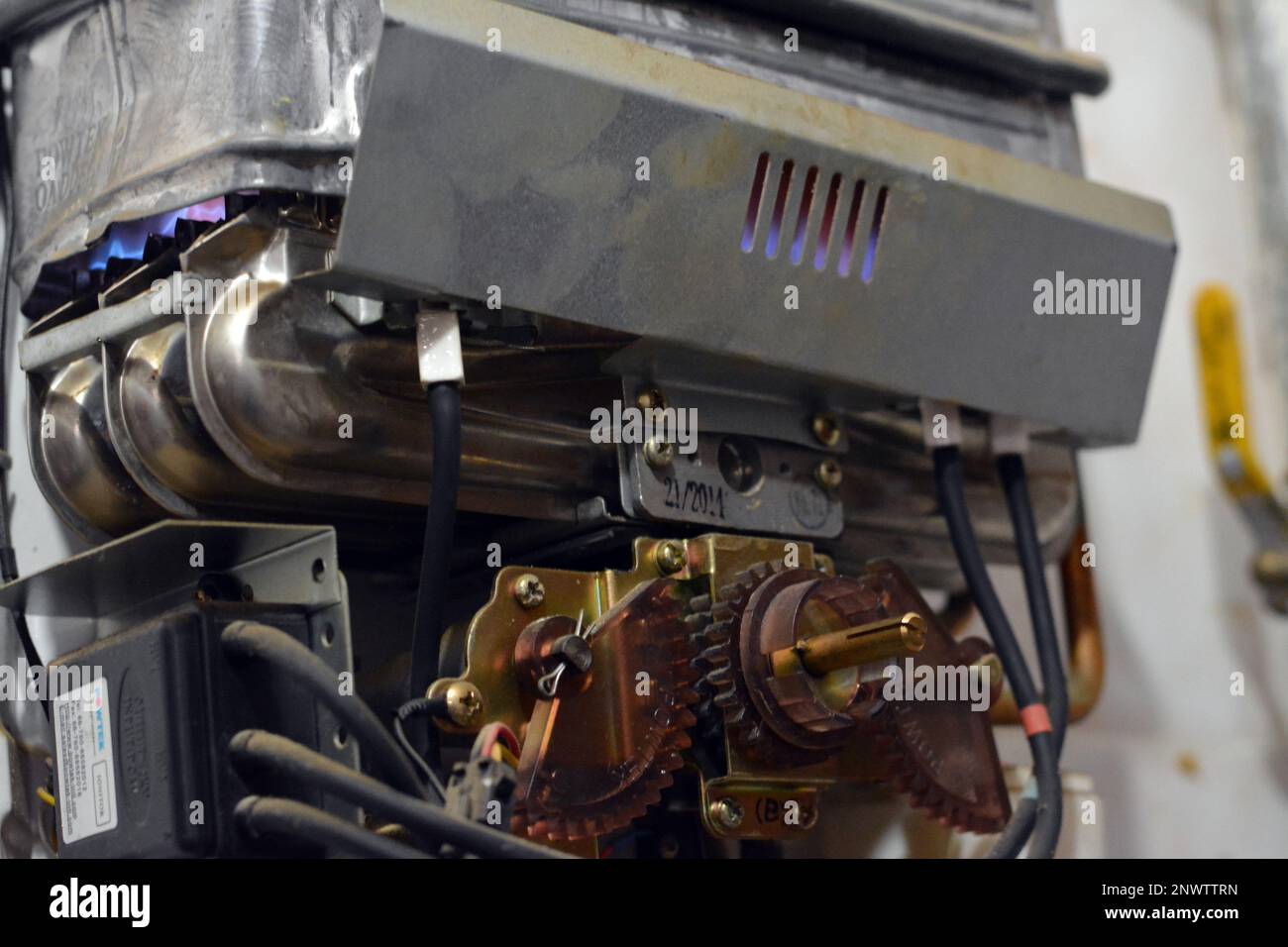 Cairo, Egitto, 25 2023 febbraio: Un riscaldatore di acqua a gas è un serbatoio che riscalda l'acqua da un bruciatore a gas situato sul fondo del serbatoio, utilizza il calore Foto Stock