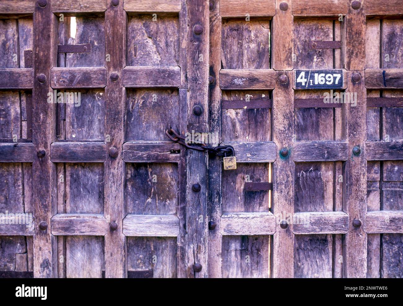 Porta Vecchia con serratura a Tirupati, Andhra Pradesh, India del Sud, India, Asia Foto Stock