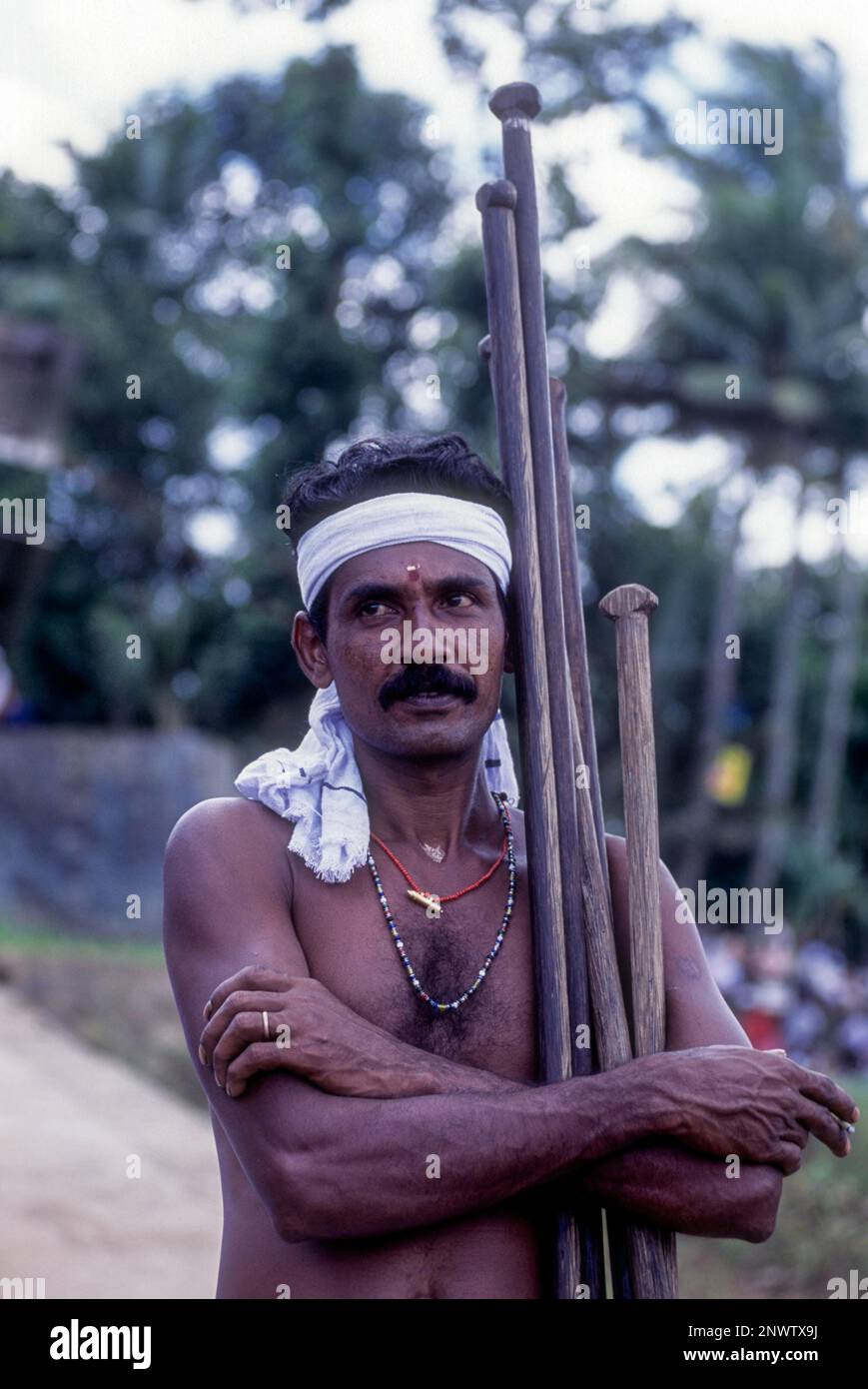 Un partecipante con remi in Aranmula gara di barche, Kerala, India del Sud, India, Asia Foto Stock