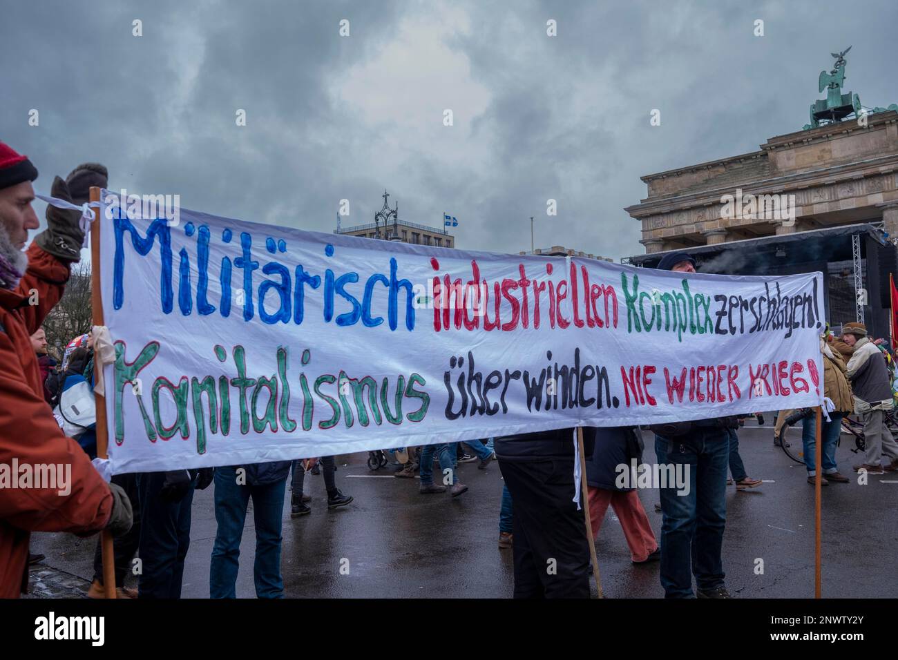 Germania, Berlino, 25.02.2023, Rally davanti alla porta di Brandeburgo, superando il capitalismo Foto Stock