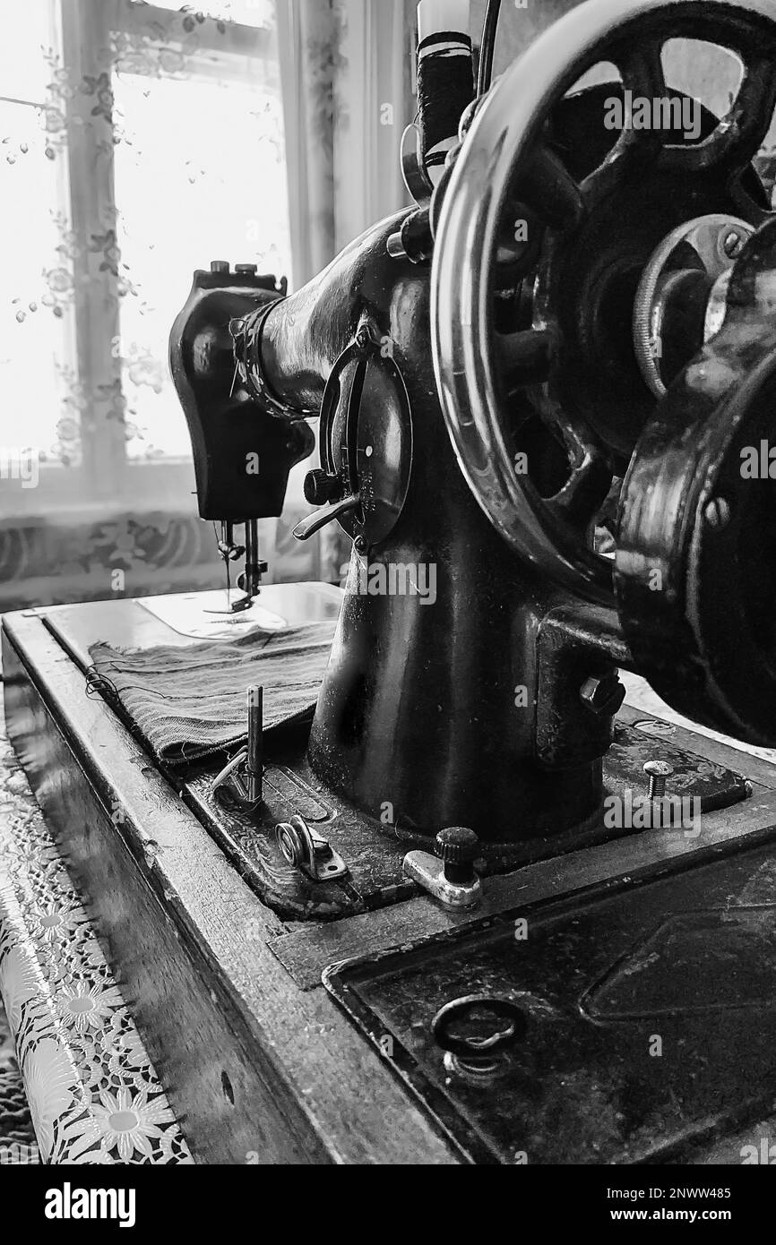 Vecchia macchina da cucire Foto e Immagini Stock in Bianco e Nero - Alamy