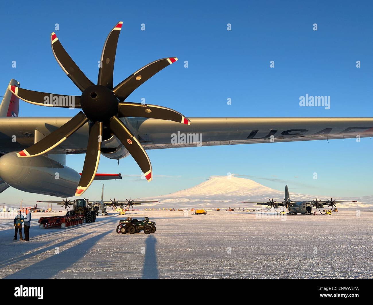 230206-N-NX070-2001 un LC-130, che è un Hercules sci-equipaggiato da 139th Expeditionary Airlift Squadron, è scaricato a Williams Field, una pista compatta di ghiaccio neve a McMurdo Station, Antartide. La Task Force-Support Forces Antartica supervisiona le attività dei servizi congiunti e fornisce il supporto del Dipartimento della Difesa alla National Science Foundation e al programma Antartico degli Stati Uniti attraverso l'operazione Deep Freeze. Foto Stock