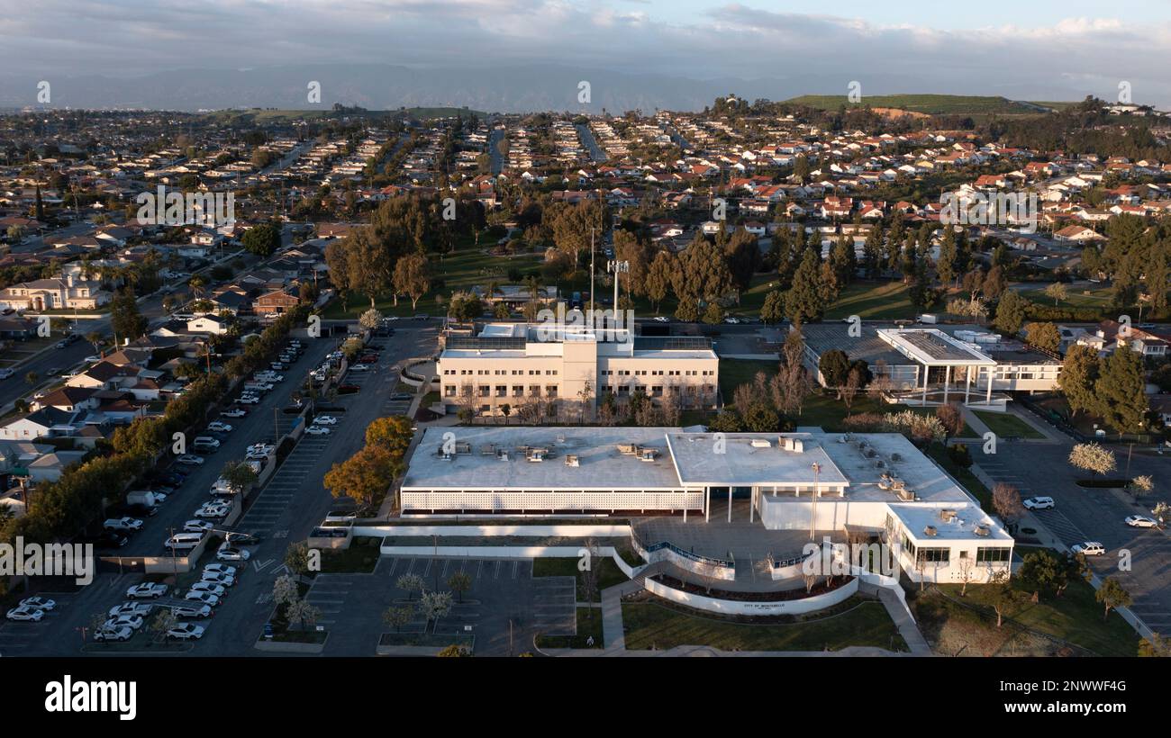 Montebello, California, Stati Uniti d'America - 2 febbraio 2023: La luce del sole splende nel centro Civico e nel Municipio di Montebello. Foto Stock