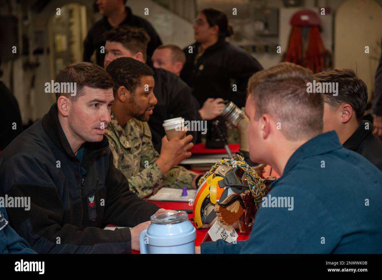 I marinai DI SAN DIEGO (9 febbraio 2023) esplorano diversi percorsi di carriera all'interno della Marina durante una fiera di carriera che si tiene sui ponti disordine a bordo della USS Boxer (LHD 4). Boxer è una nave d'assalto anfibio di classe Wasp, casa portata a San Diego. Foto Stock