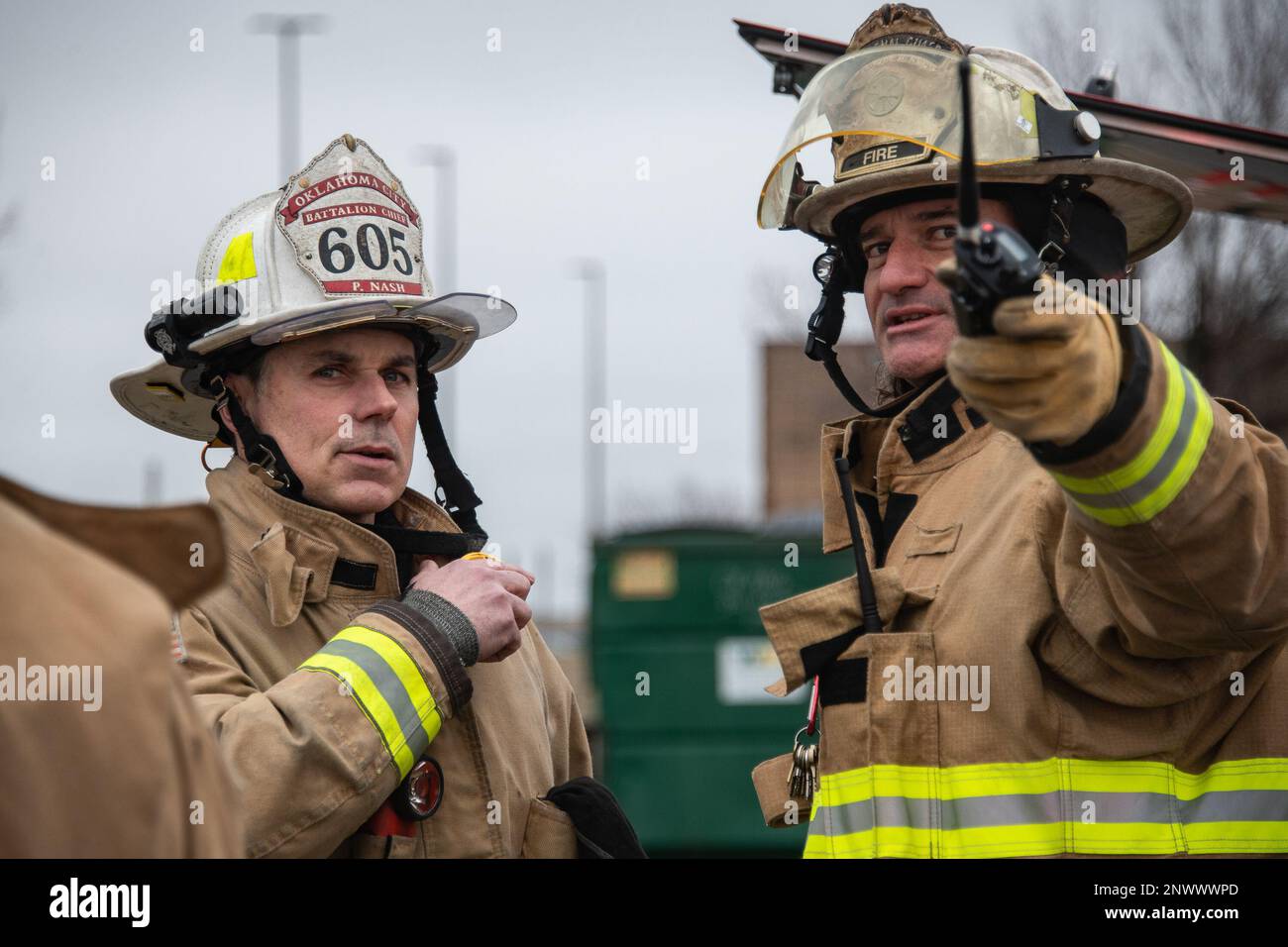 Il capo del battaglione Paul Nash con l'Oklahoma City Fire Department e Stephen Harwell, 137th Special Operations Wing Firefighter, Oklahoma Air National Guard, coordina la risposta e gli sforzi di recupero tra i loro reparti durante un esercizio di risposta agli incidenti gravi al Will Rogers Air National Guard base, Oklahoma City, 8 febbraio 2023. Gli airmen con l'ala di operazioni speciali 137th hanno lavorato insieme ai primi soccorritori dalle agenzie di Oklahoma City durante lo scenario per esercitare le loro tattiche, tecniche e procedure reciproche come se forniscano l'aiuto reciproco in una risposta reale. Foto Stock