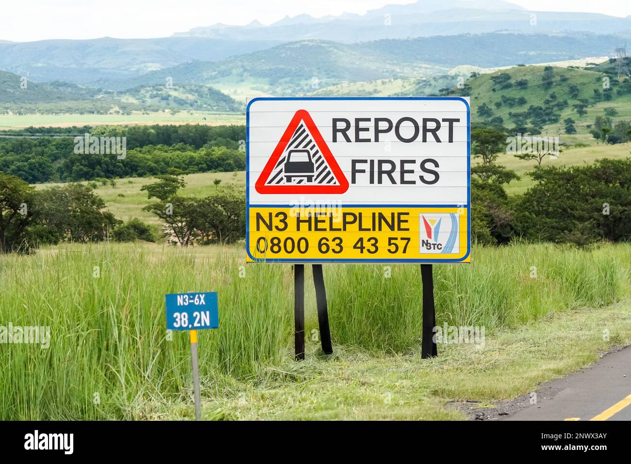 Segnalare gli incendi selvatici sulla strada N3 in Sud Africa con un numero di telefono per l'assistenza agli automobilisti Foto Stock