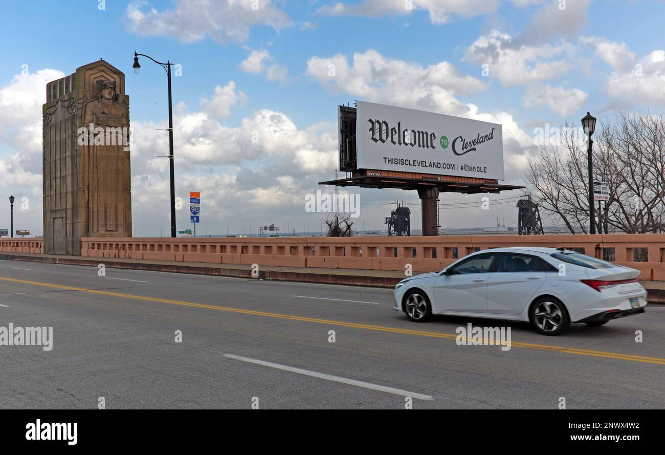 Benvenuto al tabellone di Cleveland al largo dell'Hope Memorial Bridge, vicino a uno dei Guardians of Traffic, che accoglie gli autisti diretti nel centro di Cleveland. Foto Stock