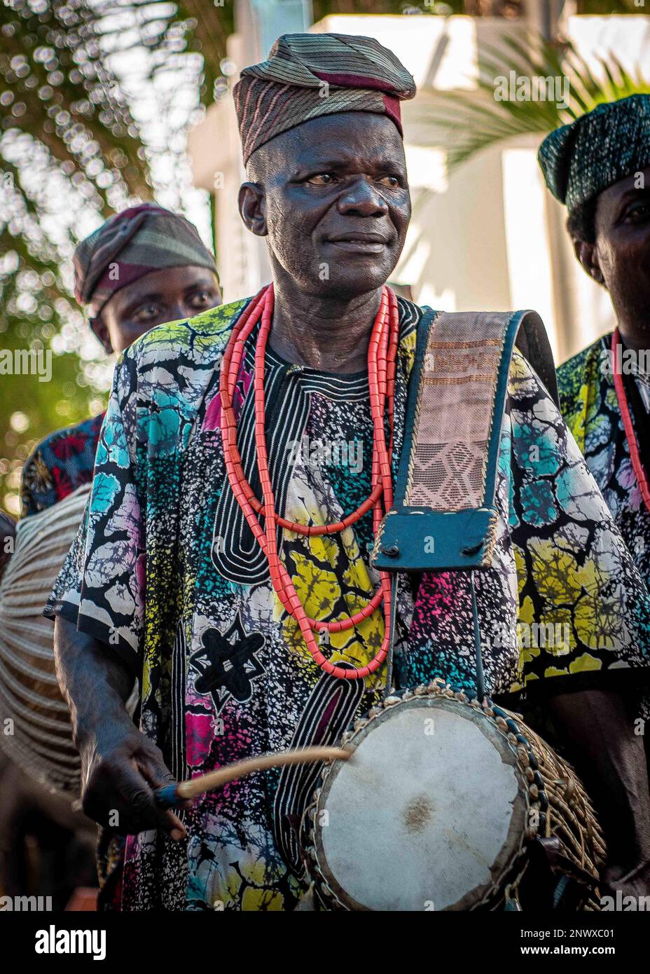 230129-N-DK722-1001 (29 gennaio 2023) LAGOS, Nigeria – Un artista nigeriano suona un tradizionale tamburo nigeriano durante un periodo statunitense Naval Forces Europe-Africa band Visita alla Nike Art Foundation di Lagos, Nigeria, 28 gennaio 2023, durante l'Obangame Express 2023. Obangame Express 2023, condotto dagli Stati Uniti Naval Forces Africa, è un esercizio marittimo volto a migliorare la cooperazione e ad aumentare la sicurezza e la sicurezza marittima tra le nazioni partecipanti nel Golfo di Guinea e nell'Oceano Atlantico meridionale. STATI UNITI La sesta flotta, con sede a Napoli, conduce spesso l'intero spettro delle operazioni congiunte e navali Foto Stock