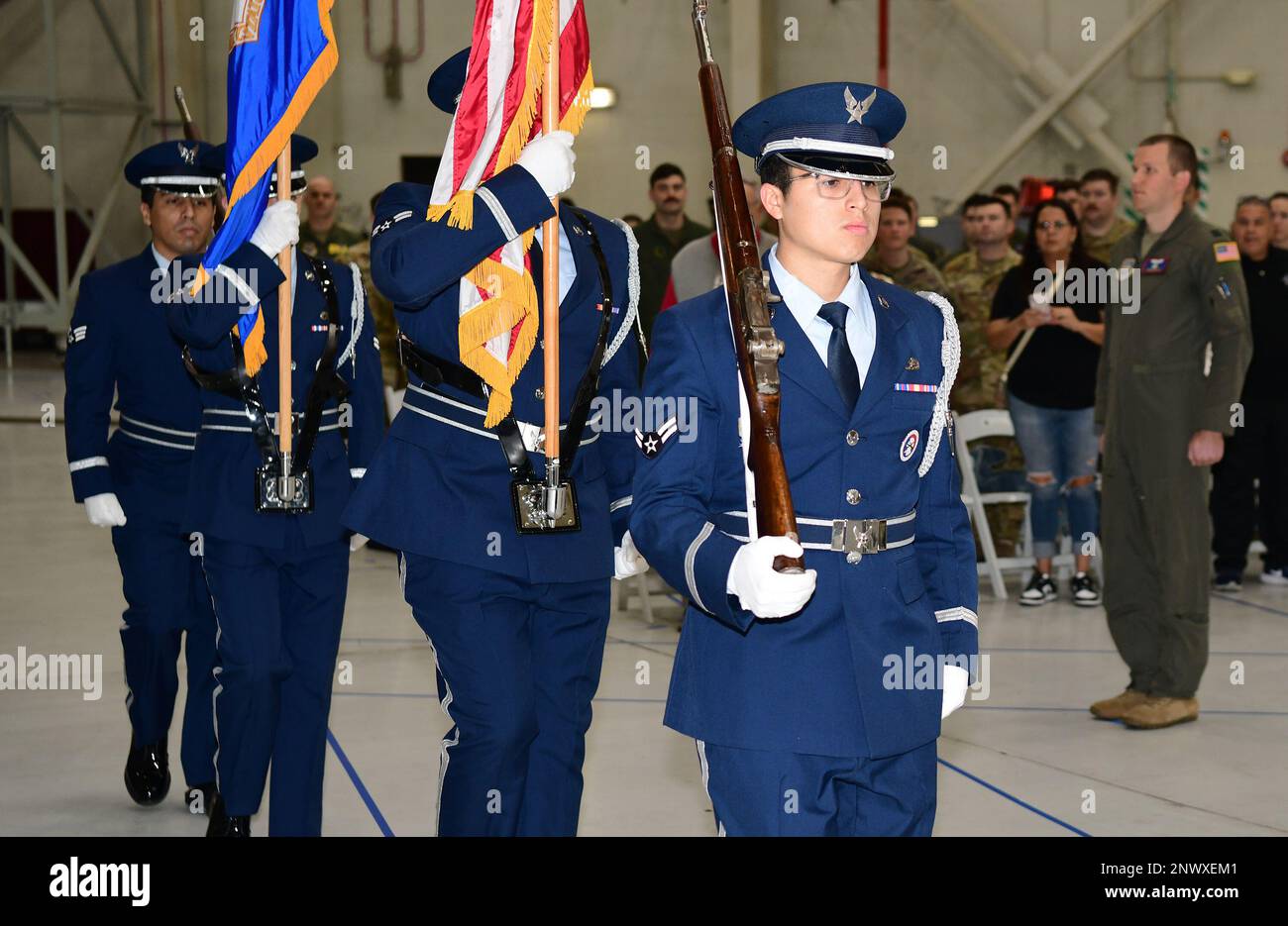 La base Honor Guard si prepara a presentare i colori durante la cerimonia della Distinguished Flying Cross presso la Joint base Charleston, South Carolina, 4 gennaio 2023. I destinatari hanno guadagnato le loro medaglie per il loro eroismo durante l'evacuazione di 17 giorni di 124.000 persone dall'Afghanistan durante l'operazione Allies Refuge. Foto Stock