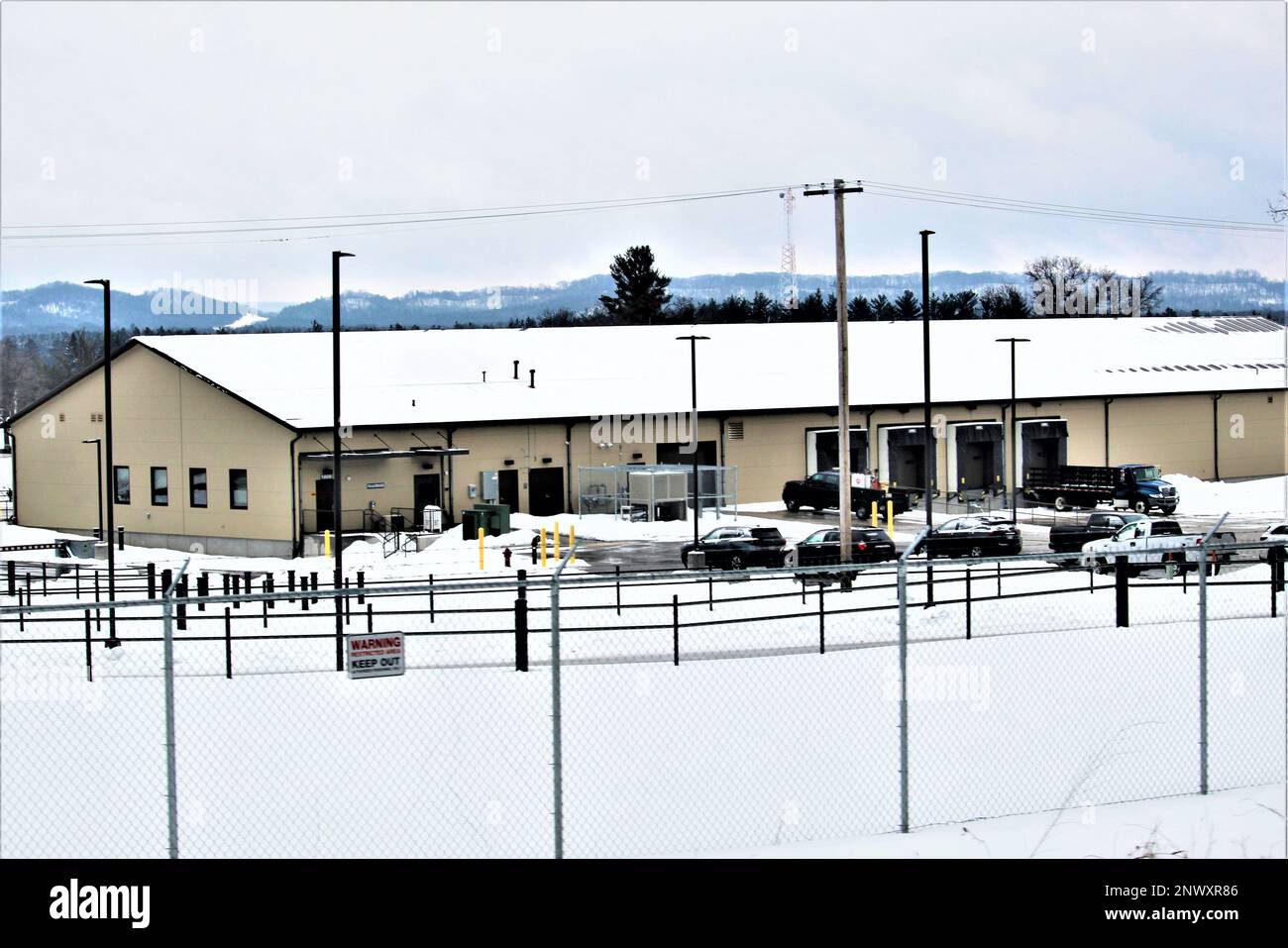 Il nuovo, recentemente costruito $7,03 milioni di spedizione, ricezione e spedizione postale impianto è mostrato 27 gennaio 2023, a Fort McCoy, Wisconsin. La struttura è stata aperta e utilizzata nel 2022. Il contratto per il progetto richiedeva la costruzione di un edificio in metallo pre-ingegnerizzato che ha una superficie stimata di 19.500 piedi quadrati. Progetti come questo si allineano con gli obiettivi di pianificazione strategica a lungo raggio di Fort McCoy, tra cui sostenere e modernizzare il cantonment di Fort McCoy, che comprendono mobilità complessa e strategica, sicurezza fisica, qualità della vita, e dell'infrastruttura informatica. Questo progetto è mana Foto Stock