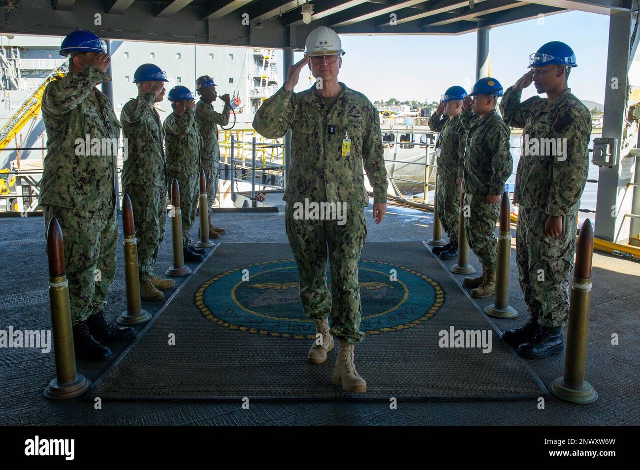 VALLEJO, Calif. (17 2023 gennaio) – l'ADM posteriore Michael Wettlaufer, Comandante, comando militare di Sealift, visita l'asta sottomarina di terra di Emory S USS Frank Cable (COME 40) al cantiere navale di Mare Island a Vallejo, Calif., 17 gennaio 2023. Frank Cable sta attualmente effettuando un periodo di manutenzione in cantiere. Foto Stock