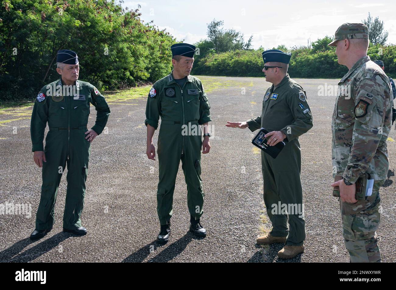 STATI UNITI I generali delle forze aeree e i generali delle forze di autodifesa giapponesi parlano di un tour dell'isola di Tinian, un Commonwealth delle Isole Marianne Settentrionali durante Cope North 2023, 8 febbraio 2023. Cope North migliora le relazioni degli Stati Uniti con i nostri alleati e partner regionali promuovendo lo scambio di informazioni e perfezionando tattiche, tecniche e procedure condivise per integrare meglio le capacità di difesa multilaterale e migliorare l'interoperabilità a sostegno della sicurezza regionale. Foto Stock