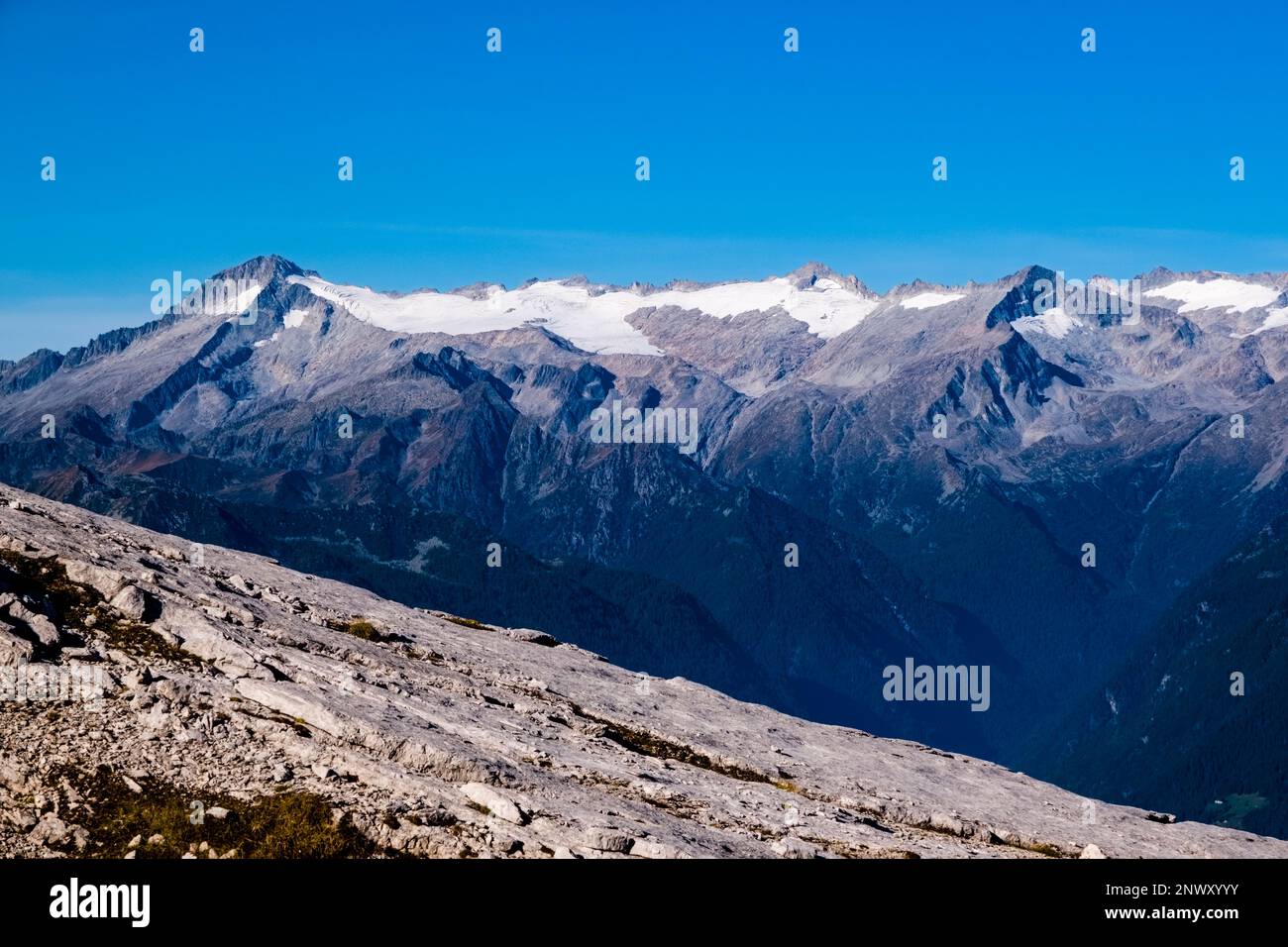 Il gruppo montuoso dell'Adamello con le cime di Care Alto, Corno di Cavento  e Crozzon di Lares (da sinistra), visto dal Passo del Groste Foto stock -  Alamy