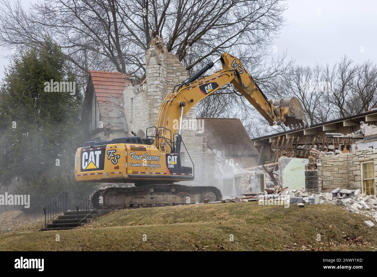 Demolizione della Chiesa luterana evangelica della Trinità a Burlington, Iowa, USA, il 27th febbraio 2023. La chiesa fu irreparabilmente danneggiata da un naturale Foto Stock