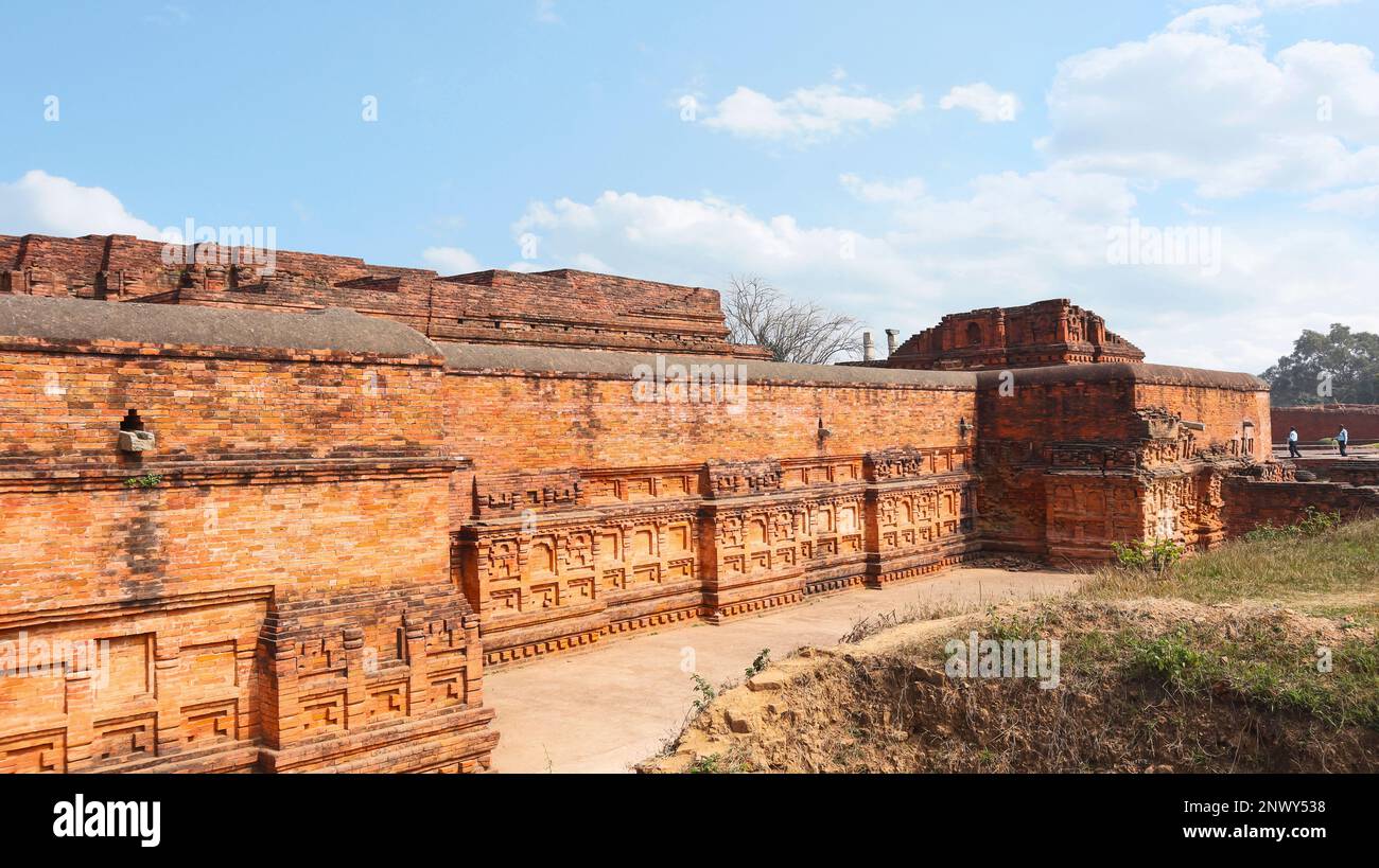 INDIA, BIHAR, NALANDA, febbraio 2023, persone alle rovine di Chityas nel complesso della Nalanda University, Rajgir Foto Stock