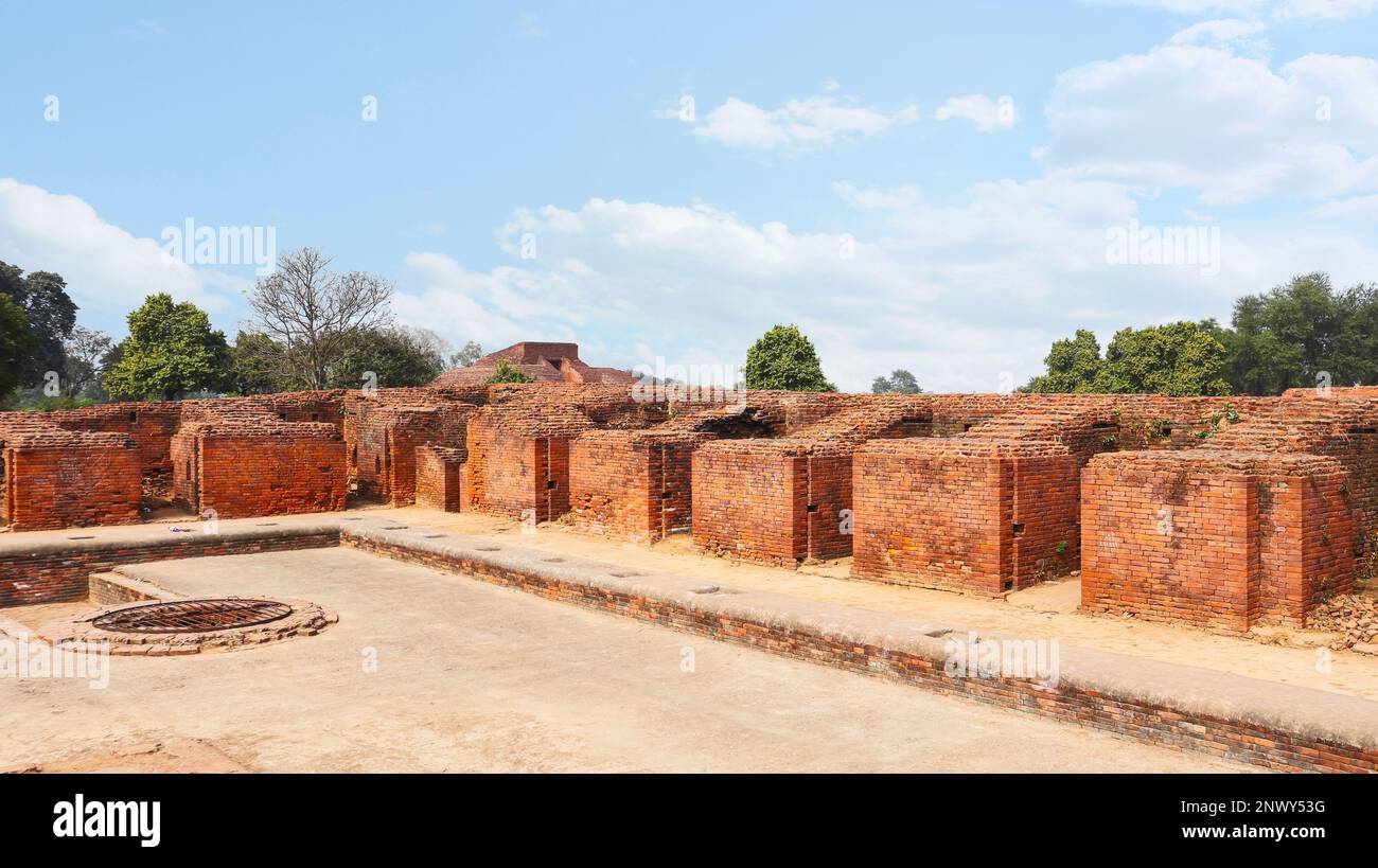 Vista del monastero in rovina dove gli studenti utilizzano per vivere durante il periodo, Rajgir, Nalanda, Bihar, India Foto Stock