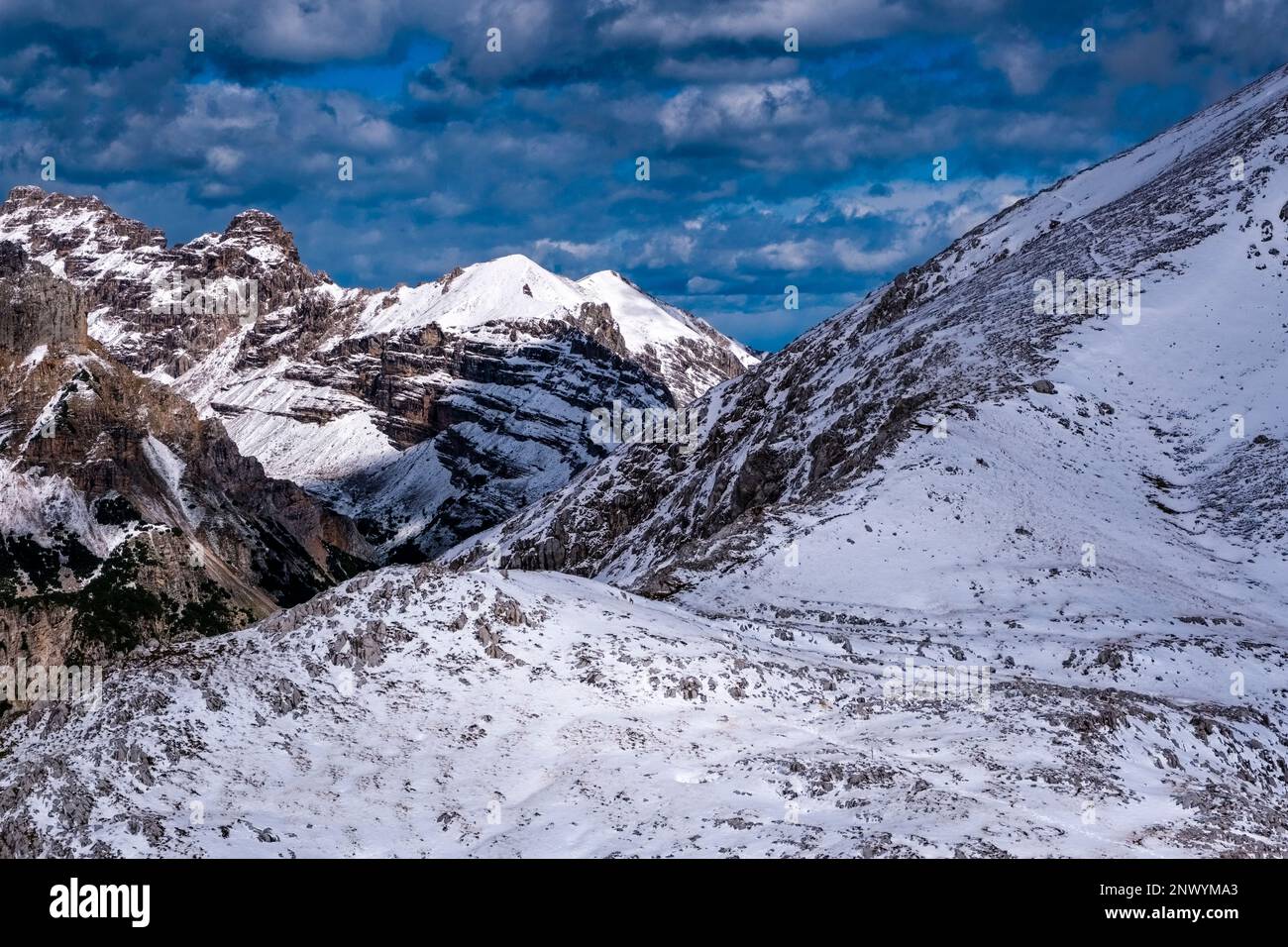La principale fascia delle Dolomiti di Brenta con neve ricoperta di Mularo  Alto e Monte Bedole (da sinistra), vista dal Passo dei Lasteri Foto stock -  Alamy