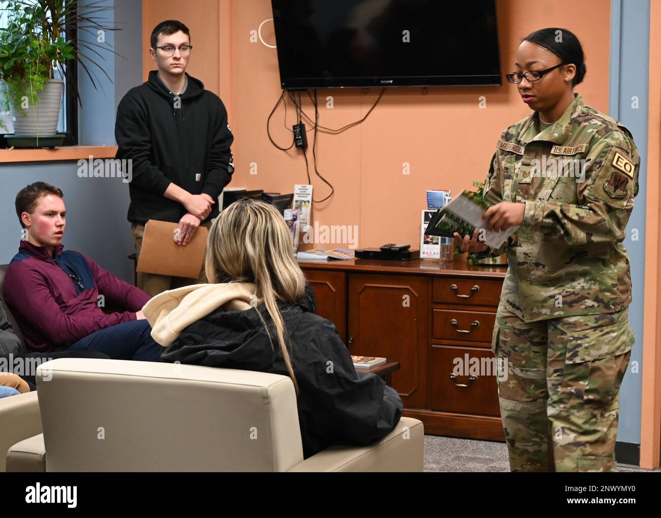 STATI UNITI Tecnologia Air Force. Tracey Massengill, un consulente di pari opportunità assegnato alla 175th Wing, Maryland Air National Guard parla con un gruppo di nuovi membri di volo studenti iscritti, il 12 febbraio 2023, a Middle River, Maryland. Massengill è recentemente entrato a far parte del 175th Wing's Equal Opportunity Office. Foto Stock