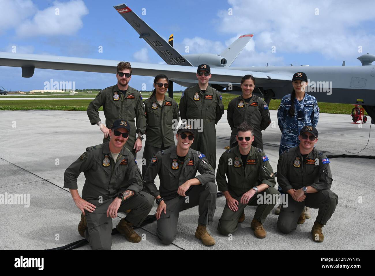 I membri della Royal Australian Air Force del 35th Squadron posano per una foto con gli Stati Uniti Air Force 119th Wing mq-9 Reaper durante Cope North presso la base dell'aeronautica militare Andersen, Guam, 20 2023 febbraio. Cope North 23 promuove le relazioni tra gli Stati Uniti e con i nostri alleati regionali attraverso la formazione insieme attraverso tattiche, tecniche e procedure condivise per integrare meglio le capacità di difesa multinazionale. Foto Stock