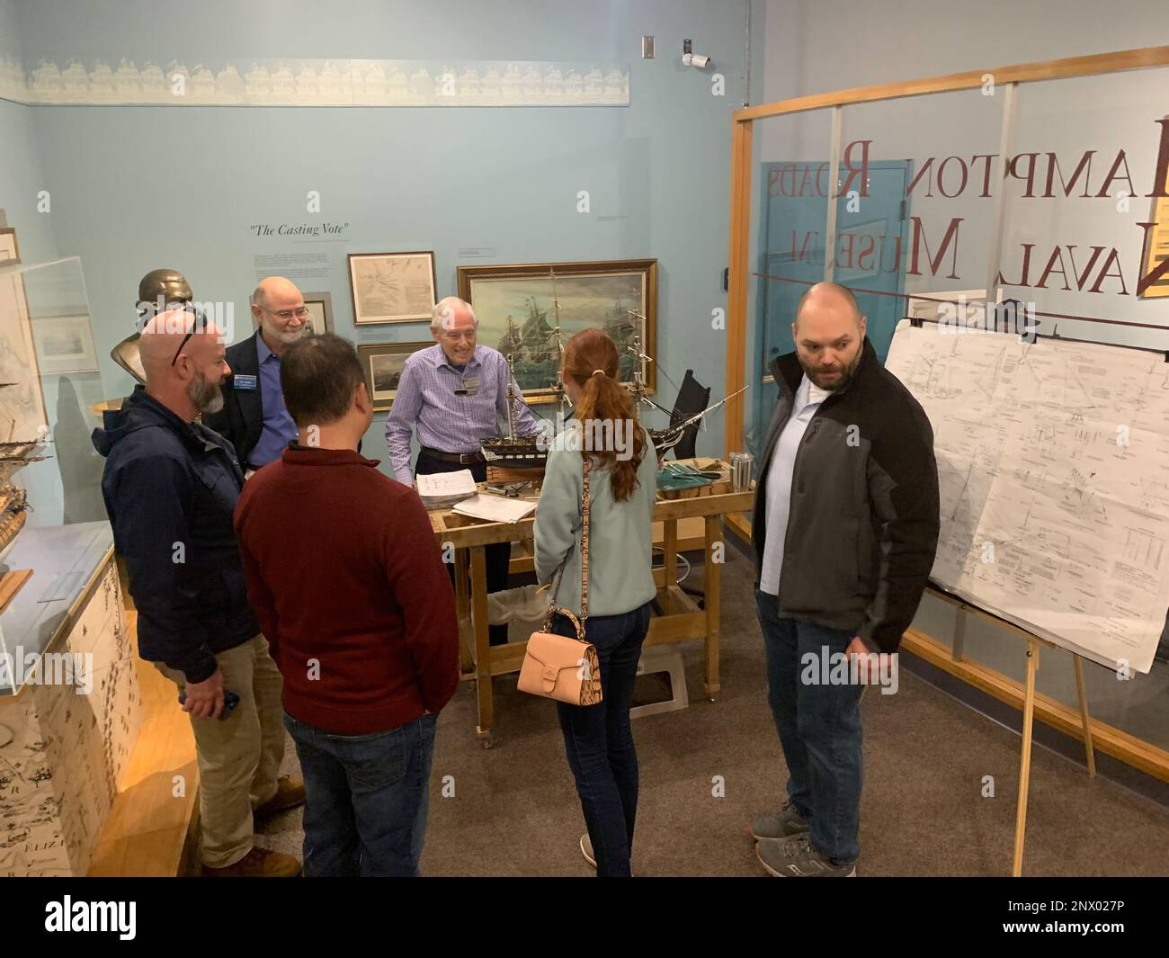 I membri del personale del National Museum of the United States Marine Corps in Triangle, Virginia, vengono fotografati visitando la galleria del museo navale di Hampton Roads a Norfolk, Virginia. Durante la visita, i membri dello staff hanno ricevuto una visita guidata delle gallerie del museo da Rick Brown, uno dei docenti volontari del museo, e Tonia Deetz-Rock, vicedirettore e curatore del museo navale di Hampton Roads. La visita ha facilitato la condivisione delle informazioni e le Best practice. L'Hampton Roads Naval Museum è uno dei dieci Stati Uniti Musei della Marina che riportano al comando Naval History and Heritage. Si trova in Foto Stock