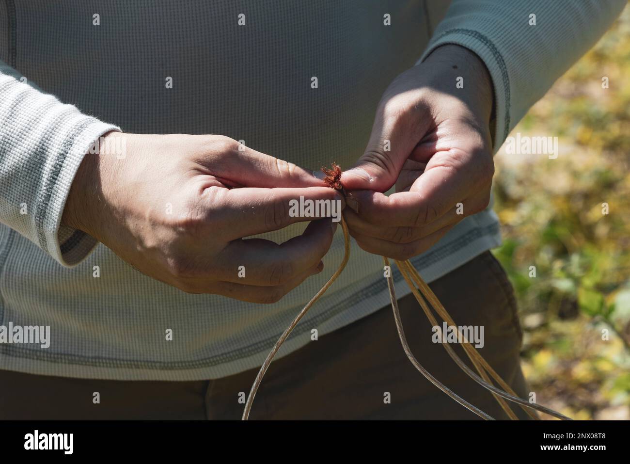 STATI UNITI Marine Corps Sgt. Deen Schools, a Fire support Marine with 5th Air Naval Gunfire Liaison Company, III Marine Expeditionary Force Information Group, collega i fili durante il campo di stivaggio innovazione su Sea Glass Beach, Okinawa, Giappone, 8 febbraio 2023. IBC è stato progettato per insegnare a Marines competenze come la saldatura, la stampa 3D, la codifica e la programmazione per creare prodotti innovativi per il corpo marino e per testare le capacità di pensiero critico di Marines. Le scuole sono native di Kent Island, Maryland. Foto Stock