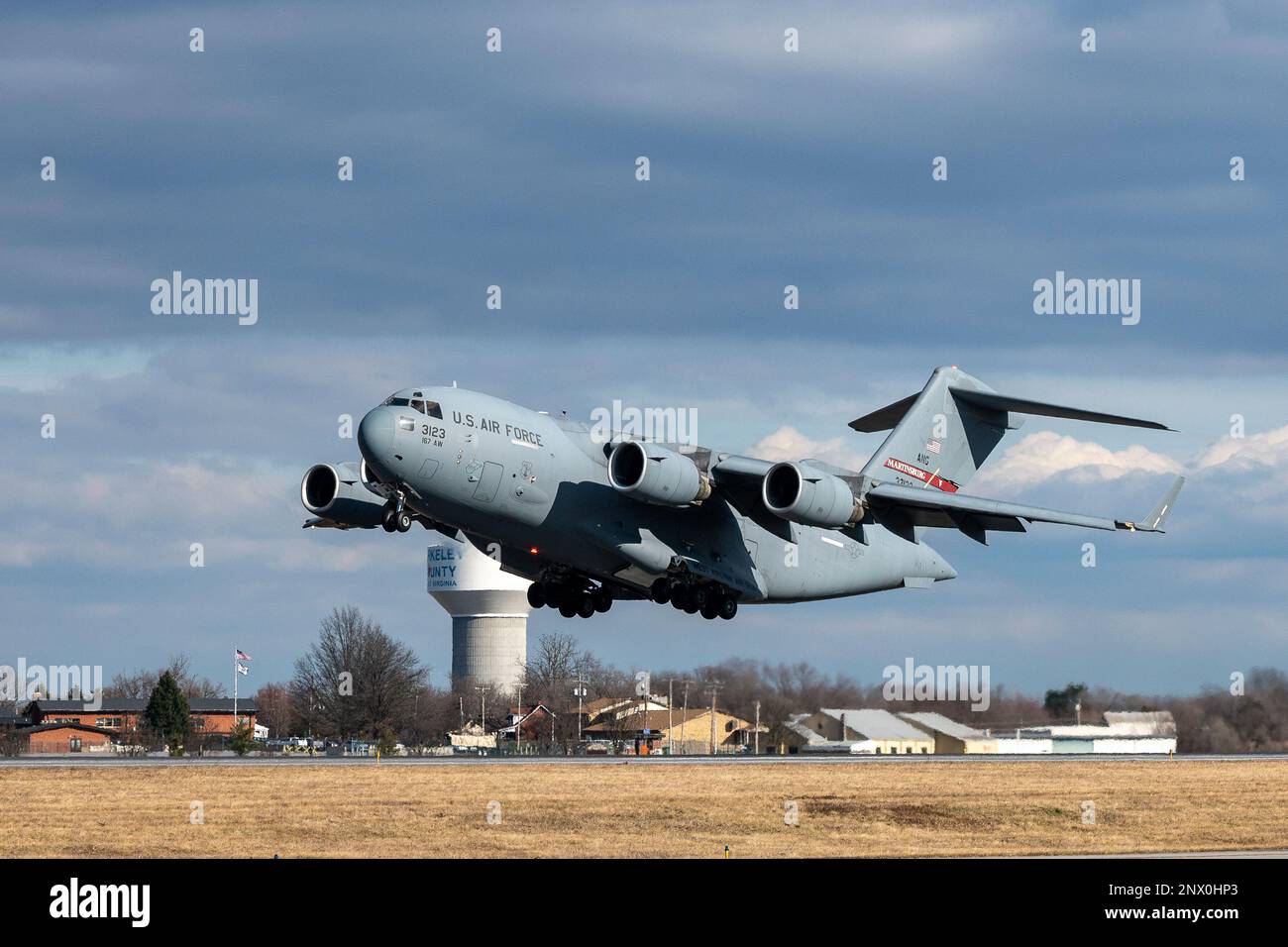 Un aereo C-17 Globemaster III viene lanciato da Shepherd Field, Martinsburg, West Virginia, 7 gennaio 2023. L'aeromobile stava conducendo una sortie di addestramento locale per mantenere le competenze dell'equipaggio. Foto Stock