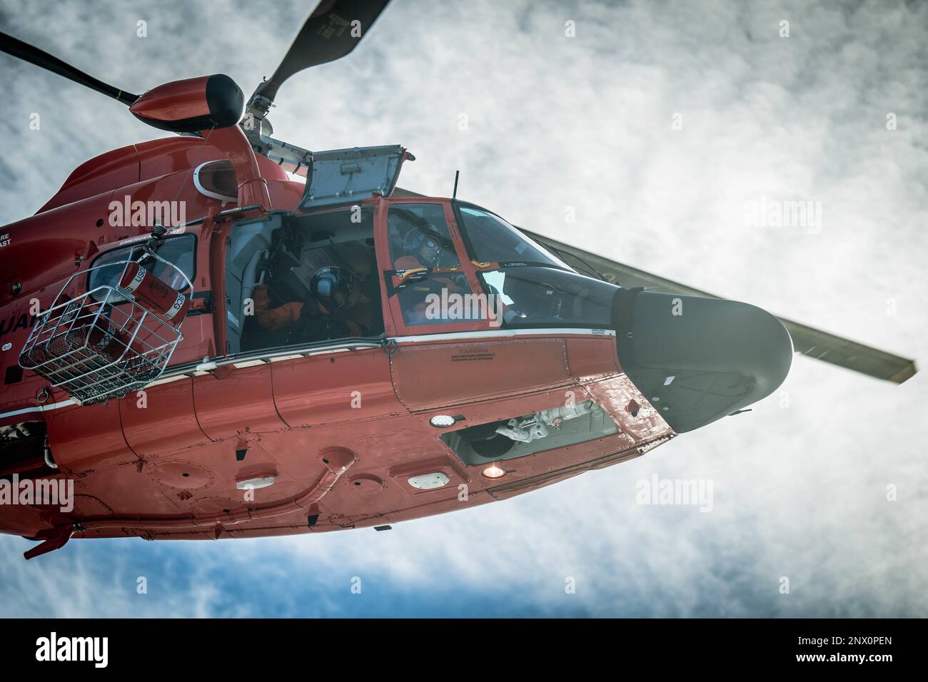 NEGLI STATI UNITI Guardia costiera Eurocopter MH-65 Dolphin Helicopter dalla stazione aerea Savannah si allena durante l'addestramento di operazioni di elicottero a Charleston Harbor, South Carolina, 5 gennaio 2023. L'evacuazione in elicottero è un modo più rapido per trasportare le persone a un livello di assistenza più elevato. Foto Stock