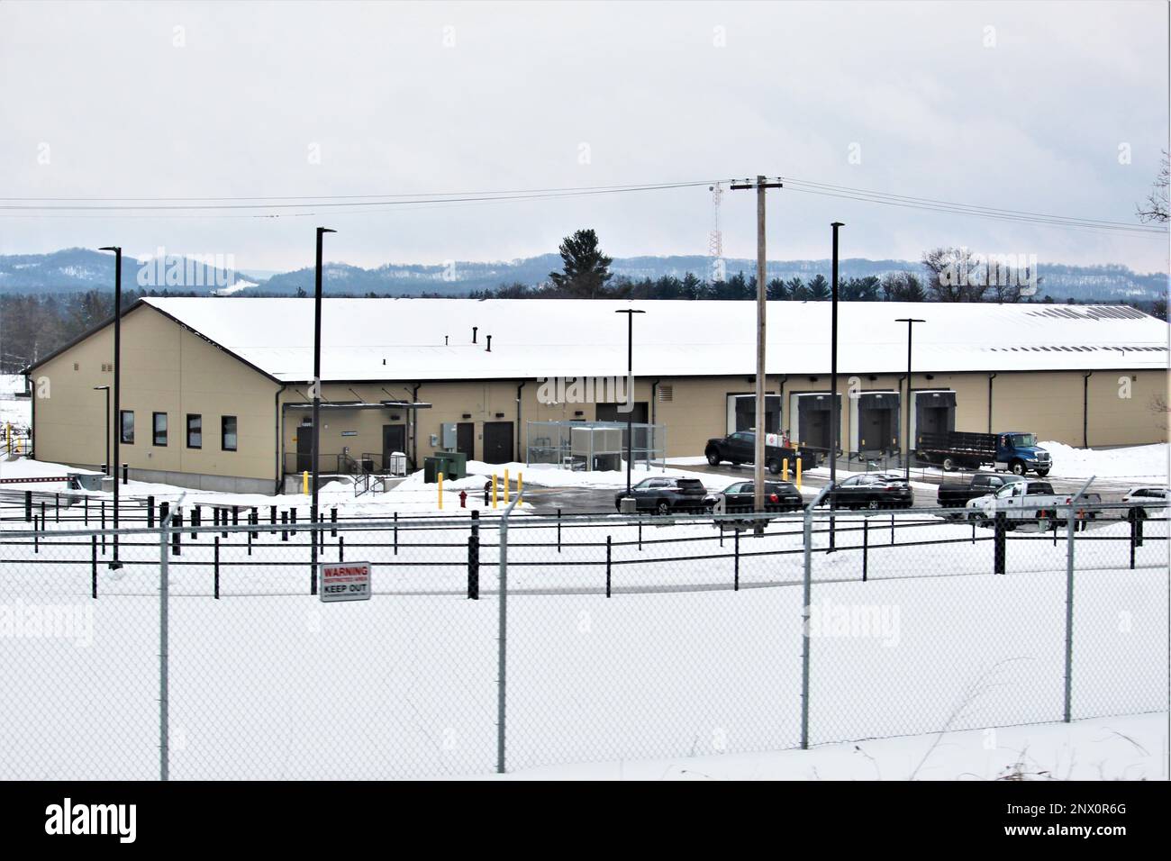 Il nuovo, recentemente costruito $7,03 milioni di spedizione, ricezione e spedizione postale impianto è mostrato 27 gennaio 2023, a Fort McCoy, Wisconsin. La struttura è stata aperta e utilizzata nel 2022. Il contratto per il progetto richiedeva la costruzione di un edificio in metallo pre-ingegnerizzato che ha una superficie stimata di 19.500 piedi quadrati. Progetti come questo si allineano con gli obiettivi di pianificazione strategica a lungo raggio di Fort McCoy, tra cui sostenere e modernizzare il cantonment di Fort McCoy, che comprendono mobilità complessa e strategica, sicurezza fisica, qualità della vita, e dell'infrastruttura informatica. Questo progetto è mana Foto Stock