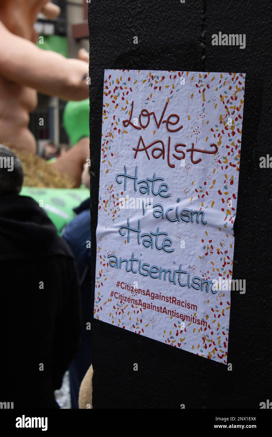AALST, BELGIO, 19 FEBBRAIO 2023: Poster rappresentante un 'movimento cittadino' creato in risposta alle rivendicazioni di antisemitismo dopo il Carnevale di Aalst 2019. Foto Stock